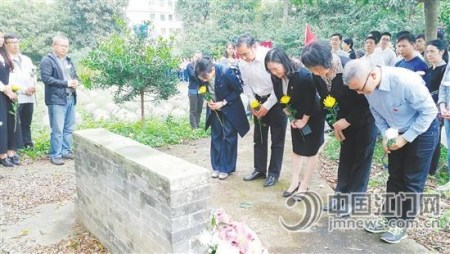 3月30日，新會區(qū)舉行華僑義冢公祭活動，各界人士來到金牛山華僑義冢，對先僑們進行拜祭。