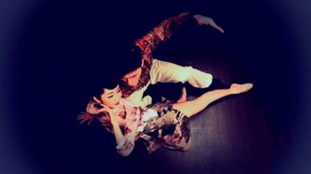 盡管有濃重戲劇情節(jié)和歌唱元素，舞劇《婚禮》還是以舞蹈為主要呈現(xiàn)媒介，注重舞蹈語匯。(聚舞坊當(dāng)代藝團(tuán)提供)