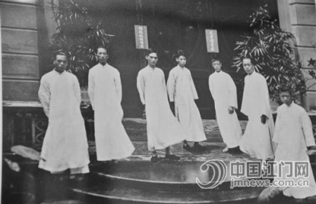 景堂圖圖書館第一批工作人員合影。