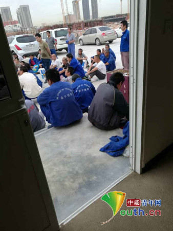 圖為務(wù)工者圍堵中建中東公司辦公室。