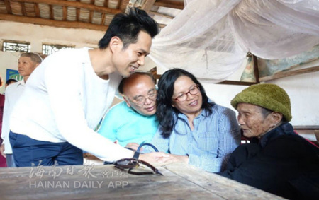 美國海商會一行慰問112歲老人王玉秀 美國海商會一行慰問112歲老人王玉秀