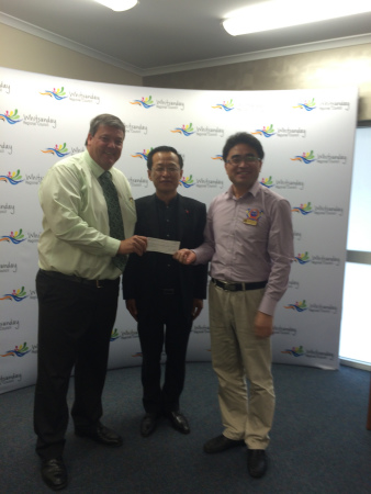 陳立和僑團(tuán)代表轉(zhuǎn)交善款