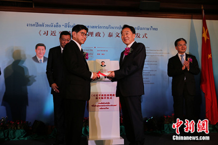 中宣部副部長、國務(wù)院新聞辦主任蔣建國（右）向泰國副總理威沙努贈書。 <a target='_blank' >中新社</a>記者 王國安 攝