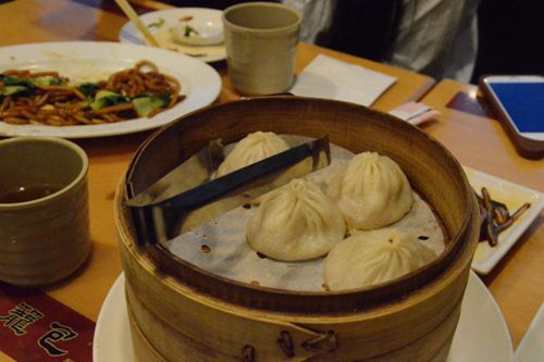 民眾表示相較于如何付款，美食對(duì)她更重要。(記者牟蘭/攝影)