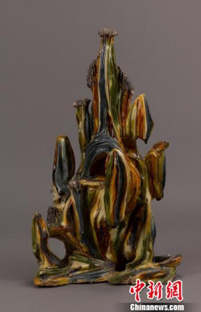 圖為展出的唐代三彩山子 李映民 攝 圖為展出的唐代三彩山子 李映民 攝