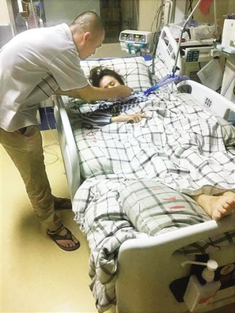 丈夫在醫(yī)院照顧患病的郭小芳。