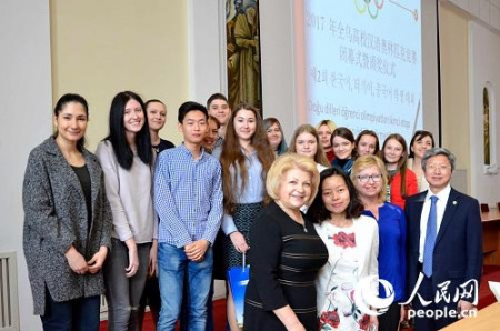 獲獎(jiǎng)選手及漢語愛好者與嘉賓合影留念。