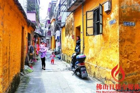 柏樹(shù)巷一帶的房子，除了本地人居住外，有些被外地務(wù)工者租住。中午時(shí)分，他們帶著孩子在巷子內(nèi)聊天。/佛山日?qǐng)?bào)記者覃征鵬攝