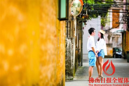 　縱橫交錯(cuò)的小巷子和鮮艷明快的色彩，是情侶們的拍照勝地。/佛山日?qǐng)?bào)記者王澍攝