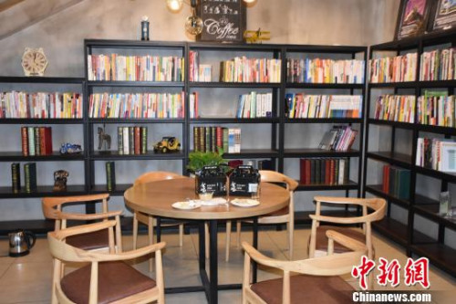 海外華文媒體高層在眾創(chuàng)E家參訪?！≈芤?攝