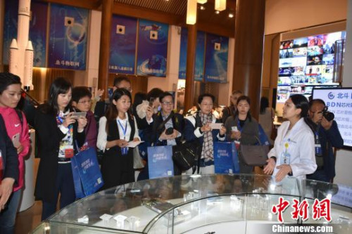 海外華文媒體在北斗民用戰(zhàn)略新興產(chǎn)業(yè)研究院參觀?！＄娦?攝