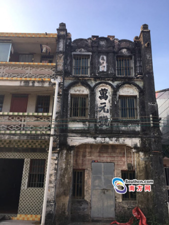 在?？诓?，古老的銀號(hào)“萬元號(hào)”仍然存在，且老字號(hào)依然清晰可見。龔春輝攝