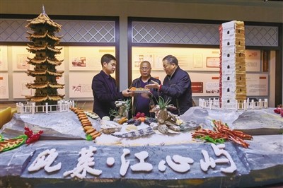 胡進(jìn)盛（中）與葉國光（右）探討經(jīng)典甌菜。