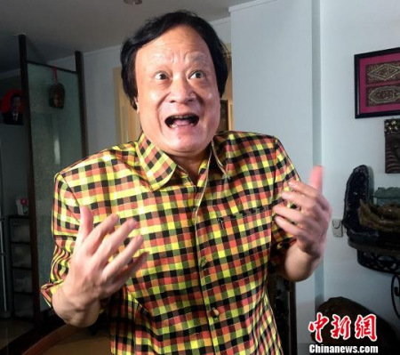 說起潮丑藝術(shù)，方展榮滔滔不絕、表情豐富。李凌 攝