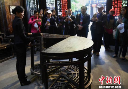 海外華文媒體高層在古鎮(zhèn)內(nèi)的參觀鐘家院?！≈芤?攝