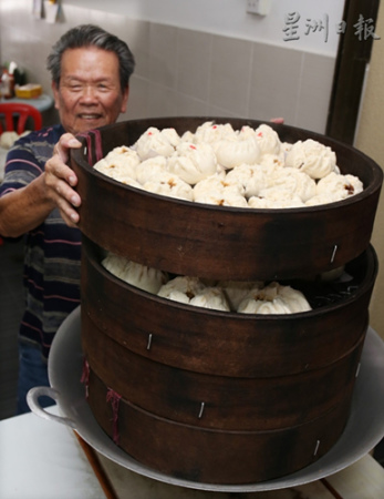 制包師傅戴欽華制包數(shù)十年，技藝純熟。