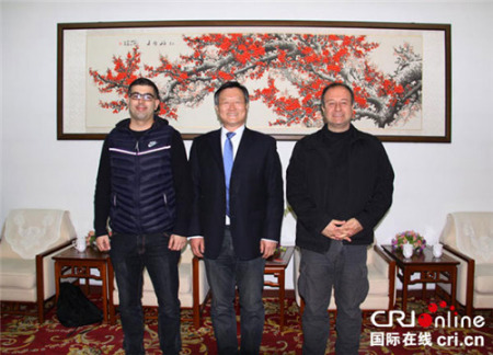 邯鄲學(xué)院馬計斌校長與阿根廷學(xué)者迭戈(左一)西班牙學(xué)者奧古斯托(右一)暢談太極文化。