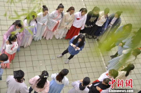 蘭州漢服雅集會(huì)的成員交流學(xué)習(xí)。　徐杉 攝