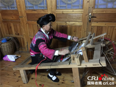 潘繼鳳在織布。
