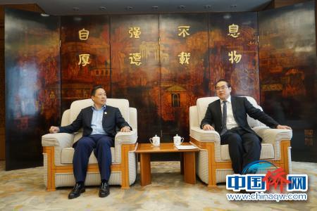 國(guó)僑辦副主任郭軍與黃榮盛交流。(付強(qiáng) 攝)