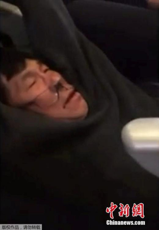 遭受美聯(lián)航暴力驅(qū)趕的華裔乘客。