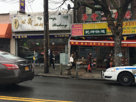 布魯克林8大道牌樓目前只需要消防栓、電線桿和路燈轉(zhuǎn)移到別處，牌樓工程便可展開。(記者王靖雯/攝影)