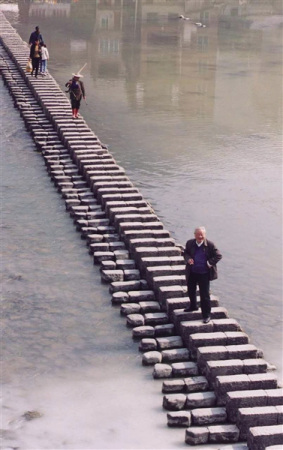 再次行走在仕水矴步上，老人感慨萬(wàn)千。