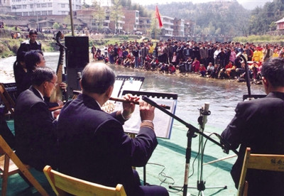 為泰順山區(qū)再次獻(xiàn)上一臺(tái)“絲竹樂(lè)”表演。 本版攝影 蕭云集