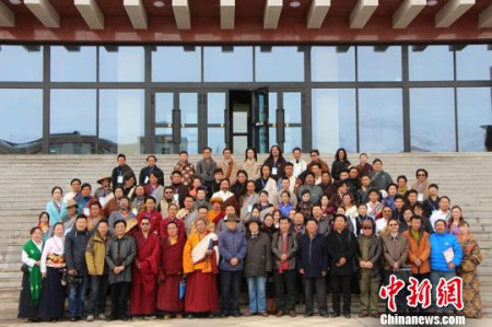 格薩爾說唱藝人們進行合影。　恰嘎覺如 攝