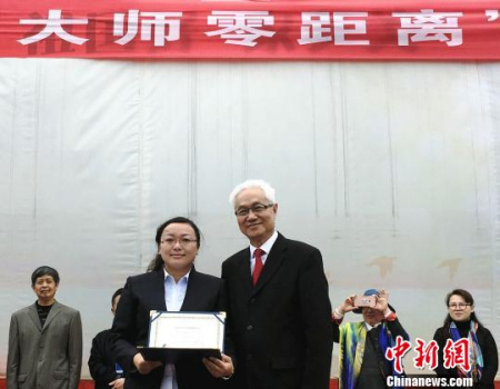 法國國際文化藝術(shù)交流協(xié)會副主席江可凌向劉彥麟頒發(fā)聘書。　楊云 攝