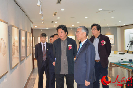 嘉賓欣賞作品展。(人民網(wǎng)記者 周軒 攝)