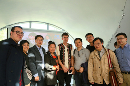 活動(dòng)結(jié)束后，夏愛克與聽眾合影留念。