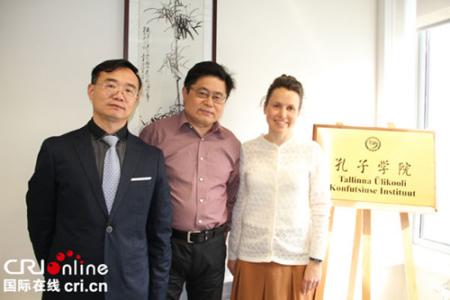 孔院張院長、王老師和學(xué)員歐麗。(從左至右)