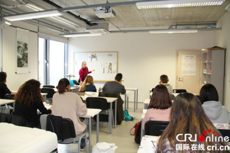 孔院學(xué)生上繪畫課。