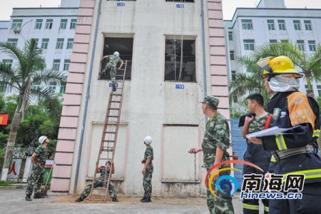 消防戰(zhàn)士進(jìn)行技能拓展。