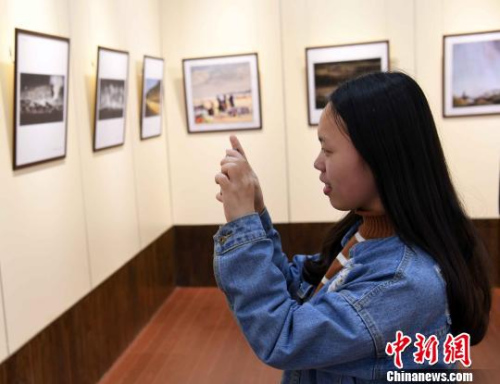 《讀圖時(shí)代》——福建省華僑攝影學(xué)會(huì)攝影作品系列展首展，共展出福建省華僑攝影學(xué)會(huì)的攝影作品共60多幅，攝影家們以獨(dú)特的視角，記錄下西藏、新疆的美好瞬間和發(fā)展的嶄新風(fēng)貌?！⒖筛?攝