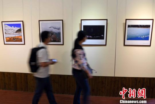 此次影展共展出福建省華僑攝影學(xué)會(huì)的攝影作品共60多幅，攝影家們以獨(dú)特的視角，記錄下西藏、新疆的美好瞬間和發(fā)展的嶄新風(fēng)貌?！⒖筛?攝