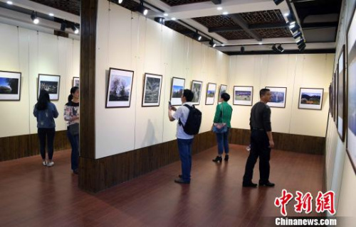 4月13日，《讀圖時(shí)代》——福建省華僑攝影學(xué)會攝影作品系列展首展在位于福州三坊七巷的福建華僑文化展示中心啟幕?！∮浾邉⒖筛?攝