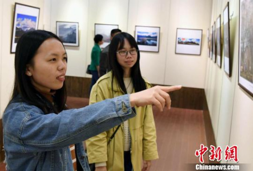 《讀圖時(shí)代》——福建省華僑攝影學(xué)會攝影作品系列展首展，共展出福建省華僑攝影學(xué)會的攝影作品共60多幅，攝影家們以獨(dú)特的視角，記錄下西藏、新疆的美好瞬間和發(fā)展的嶄新風(fēng)貌，吸引觀眾眼球。　記者劉可耕 攝