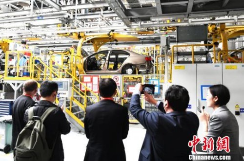 海外華文媒體一行探訪龍泉驛一汽大眾成都分公司?！“苍?攝