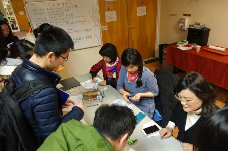 志愿者協(xié)助申請人完善申請材料。