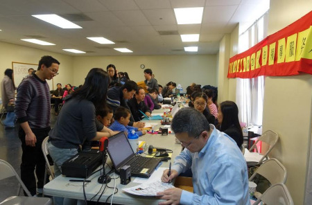 辦證僑胞面露喜悅。