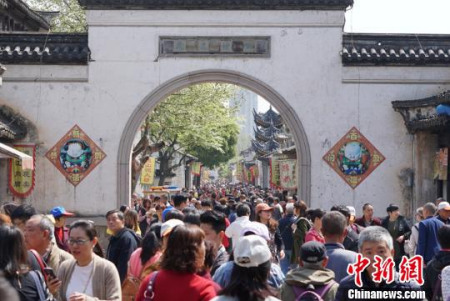 惠山古鎮(zhèn)內(nèi)游人如織?！O權(quán) 攝