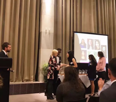 妮基·凱伊部長(zhǎng)為武嘉楠頒發(fā)獎(jiǎng)狀