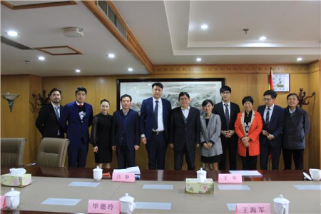 王華主任與訪問(wèn)團(tuán)一行合影。