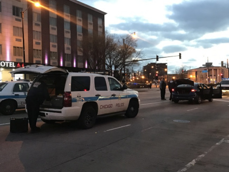 一輛深藍(lán)色優(yōu)步車，在華埠被歹徒攔下當(dāng)街開槍，圖為警察在現(xiàn)場(chǎng)進(jìn)行調(diào)查。（美國(guó)《世界日?qǐng)?bào)》/黃惠玲 攝）