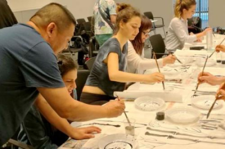 著名書畫家龐戎教授指導(dǎo)意大利米蘭國立大學(xué)孔子學(xué)院、天主教圣心大學(xué)學(xué)生學(xué)習(xí)中國書畫。