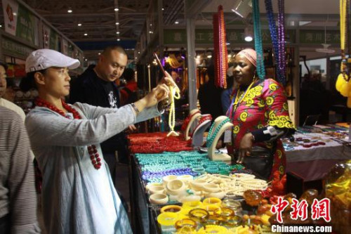 巴基斯坦工藝品站臺。　曾潔 攝