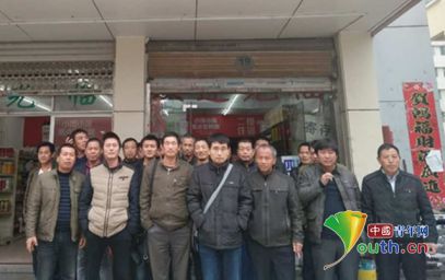 回國(guó)部分工人合影