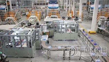 《江門制造2025》提出，要依托維達(dá)紙業(yè)、廣東華泰等造紙及紙制品龍頭骨干企業(yè)、銀洲湖紙業(yè)基地等，將互聯(lián)網(wǎng)技術(shù)與企業(yè)生產(chǎn)融合，打造成為輻射粵西乃至西南諸省的造紙核心區(qū)。